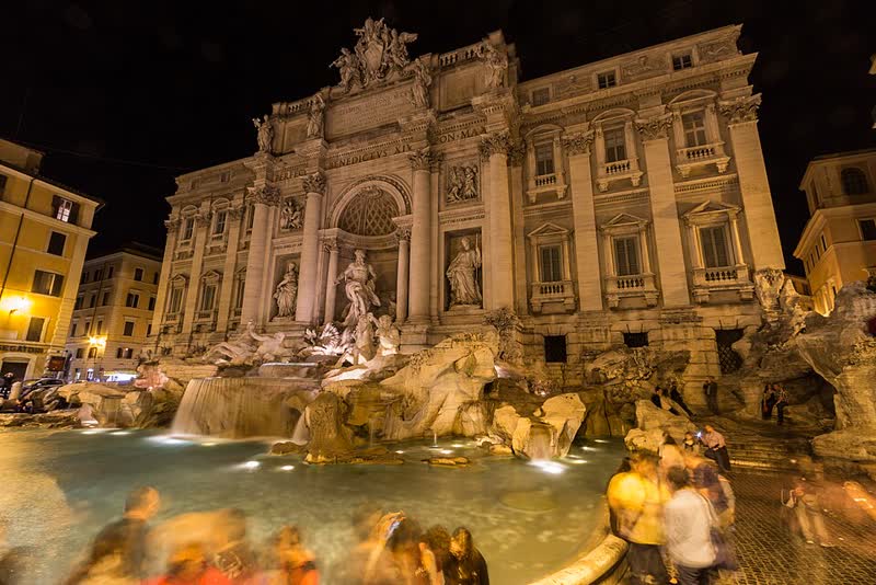 Fontana di Trevi iluminada no centro histórico de Roma