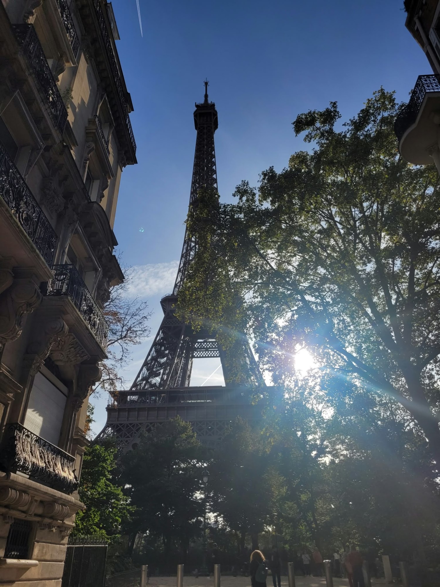 Torre Eiffel vista de uma rua de Paris, França