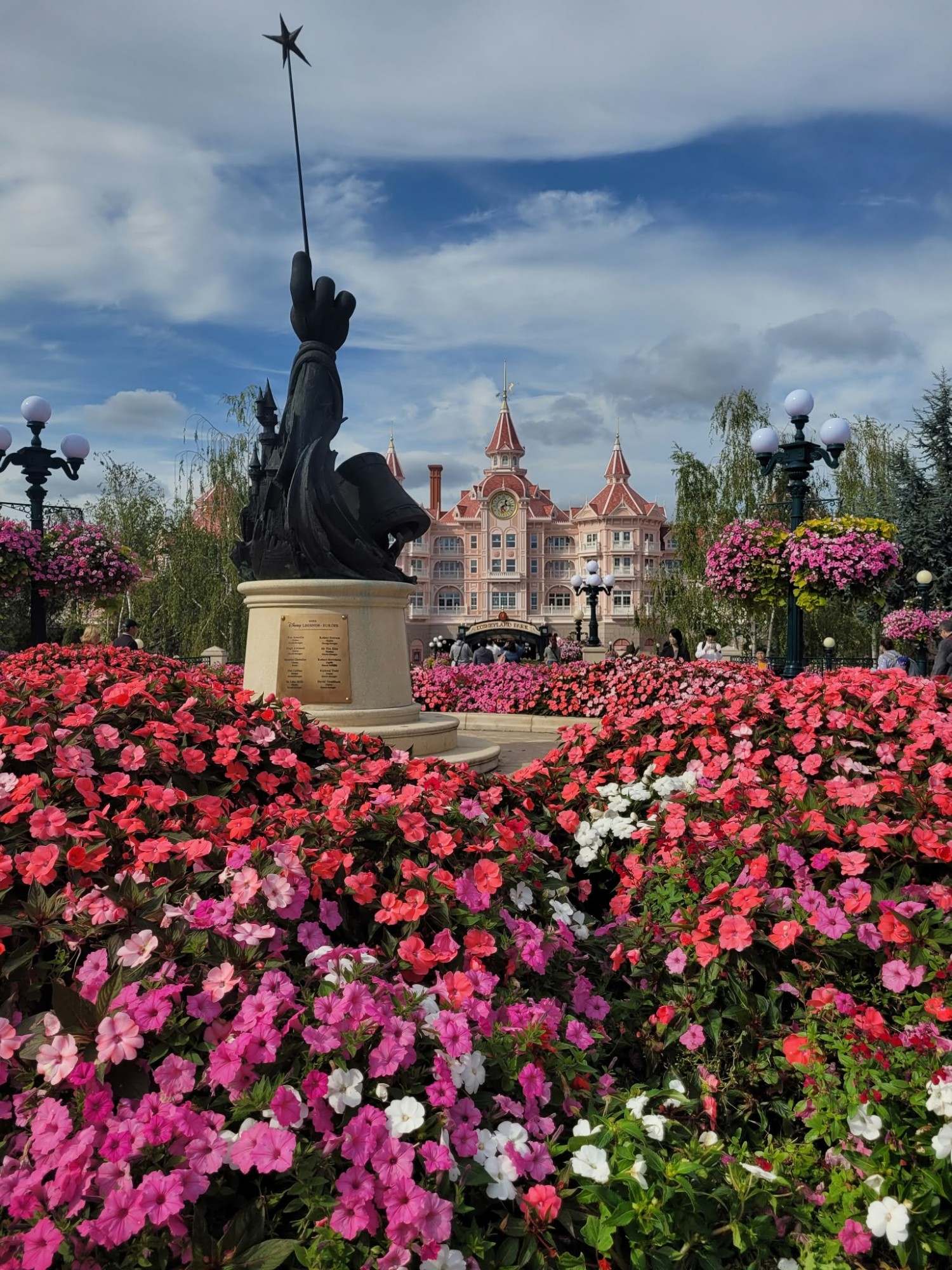 Disneyland Paris com castelo e jardins floridos